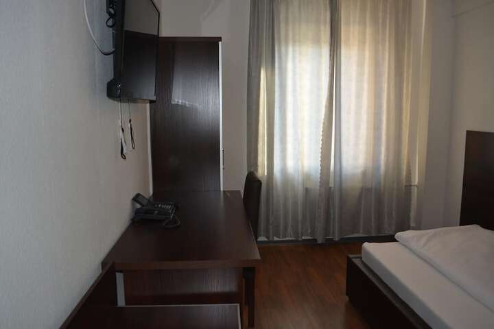 Room 6 of 13