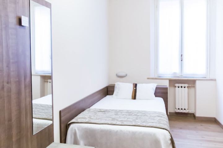 Room 9 of 28