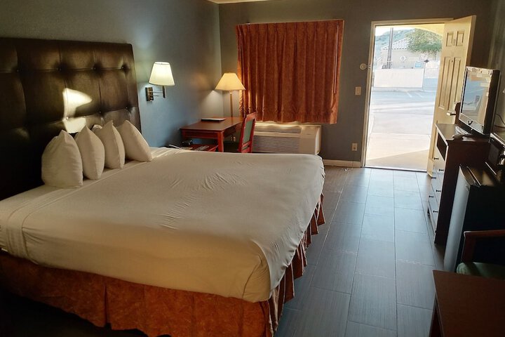 1 King Bed (2 of 26)