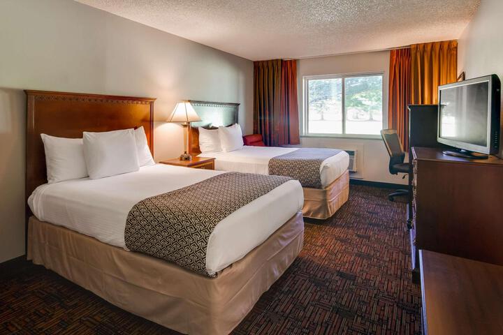2 Double Beds Work Desk High Speed Internet Accessible Microwave and Refrigerator Coffe (1 of 12)