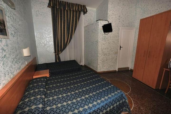 Room 10 of 22