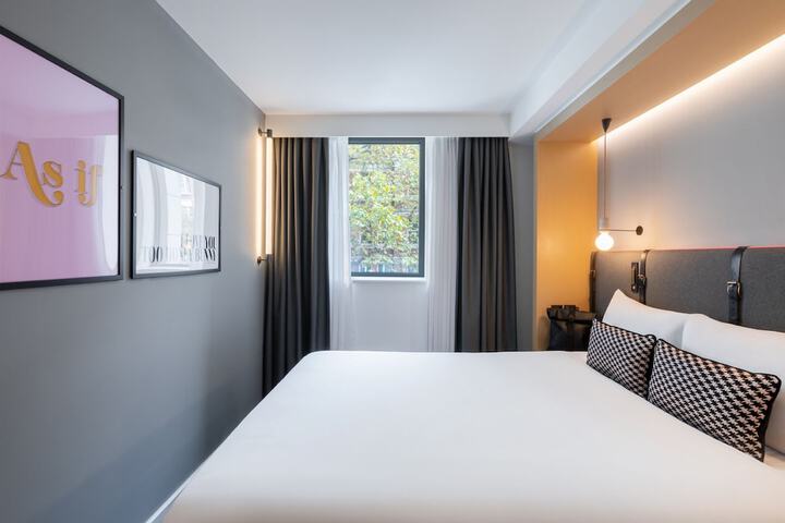 Room 33 of 64