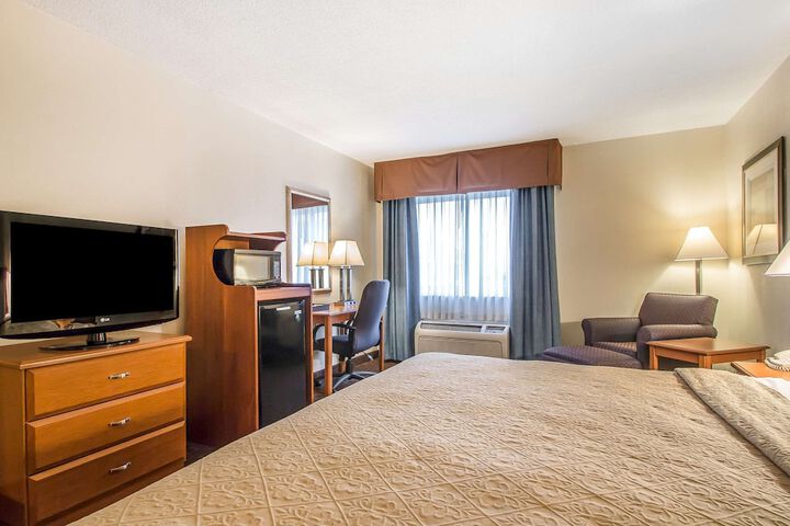 1 King Bed (2 of 6)