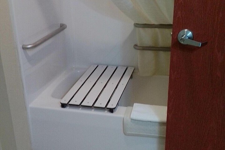 Accessible 1 King Accessible Roll in Shower Microwave and Refrigerator WiFi Continental Breakfast (6 of 6)