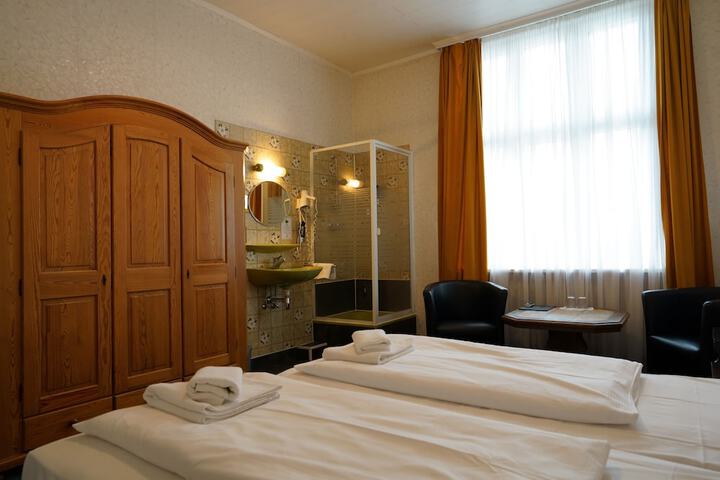 Room 35 of 82