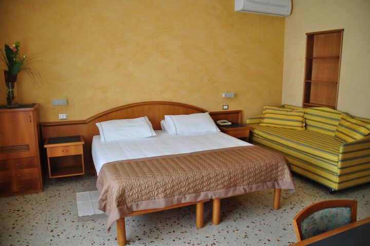 Room 9 of 39