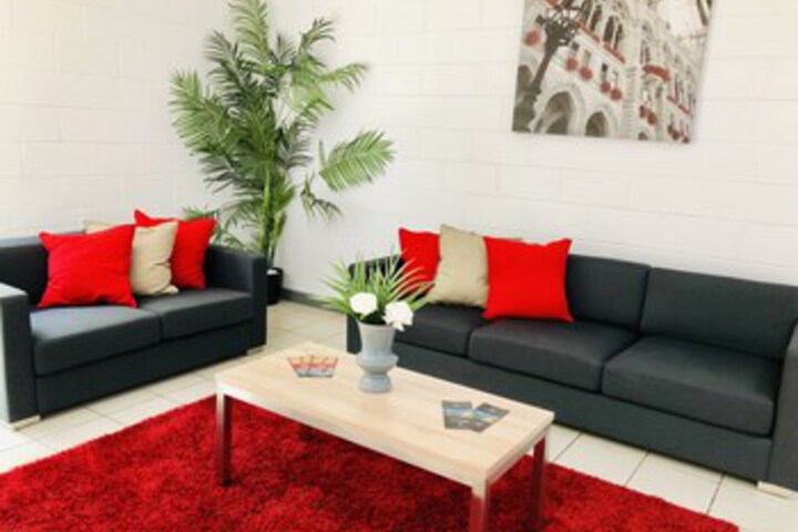 Lounge 19 of 50