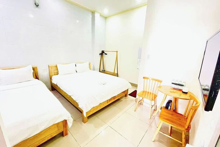 Room 4 of 8