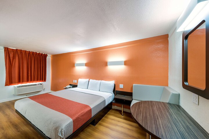 1 King Bed (8 of 11)