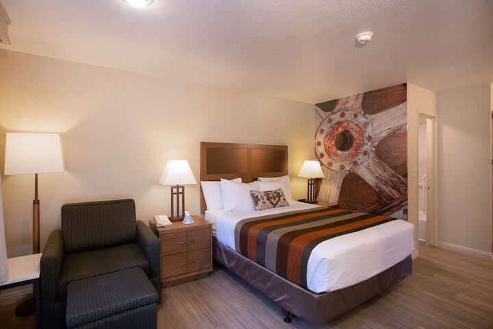 1 Queen Bed (10 of 13)