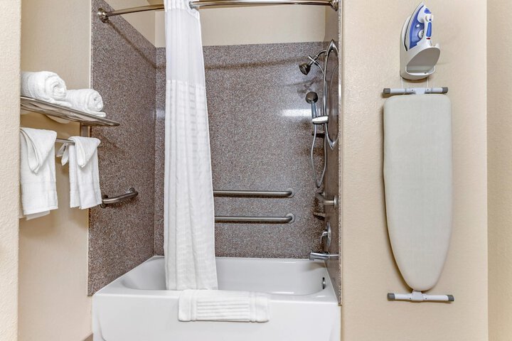 Room 4 of 28