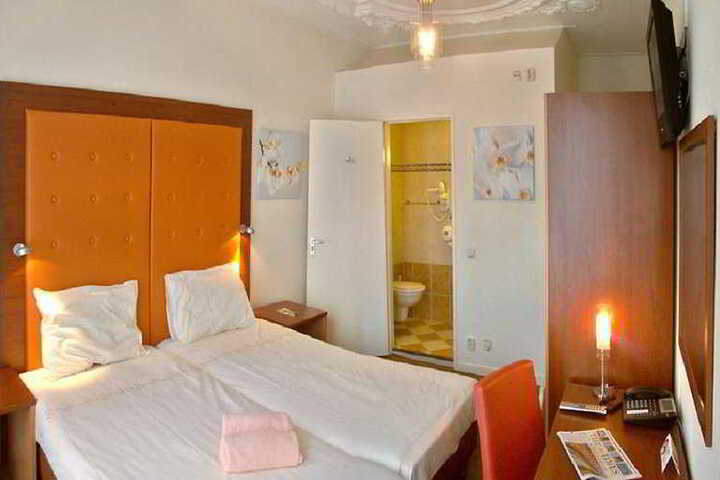 Room 8 of 10
