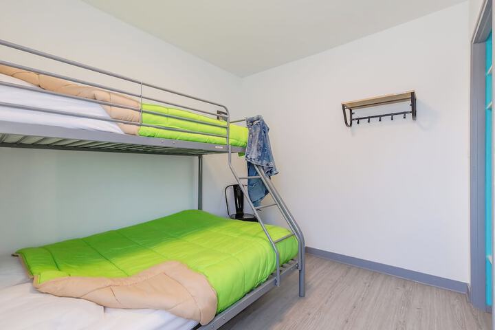 Room 8 of 109