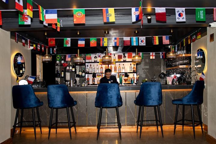 Lounge 33 of 46