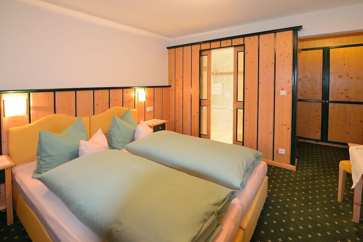 Room 9 of 34