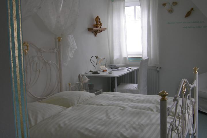 Room 28 of 283