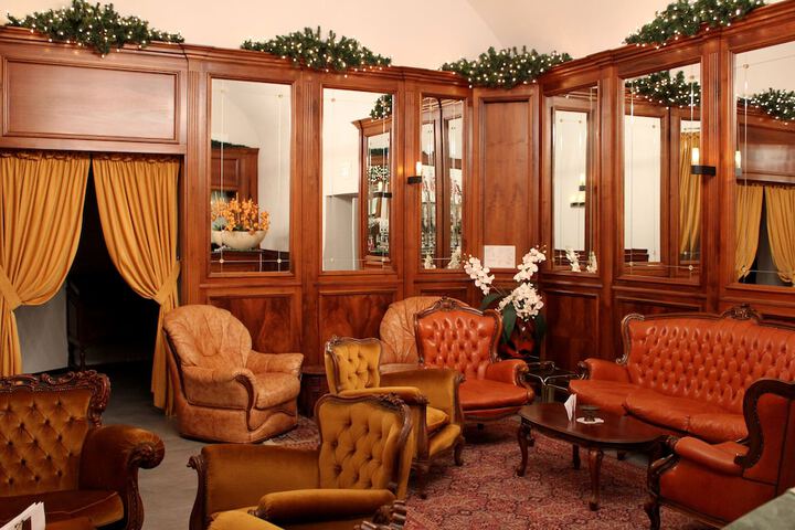 Lobby lounge