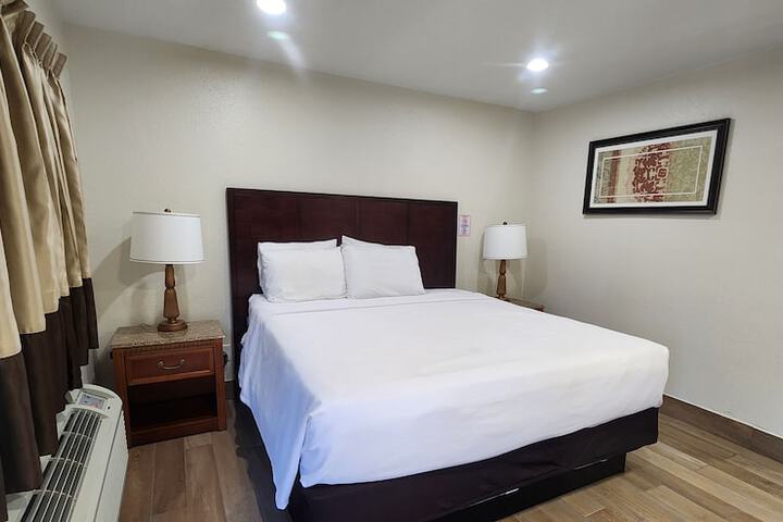 Single Room 1 King Bed (7 of 12)