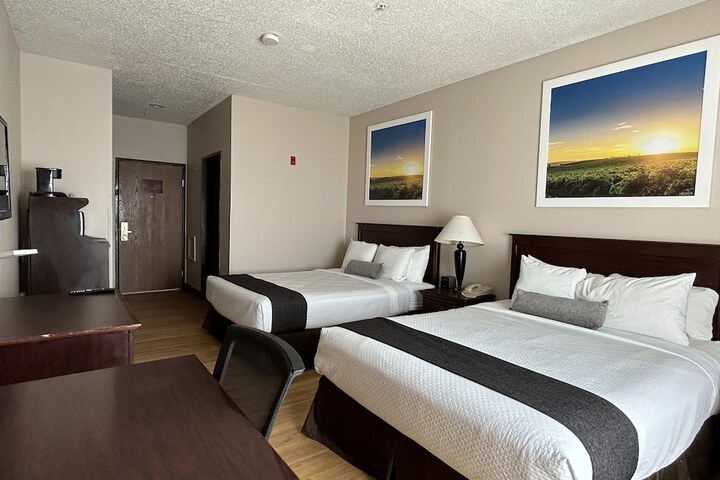 2 Queen Beds (2 of 3)