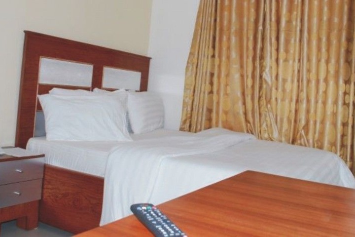 Room 4 of 12