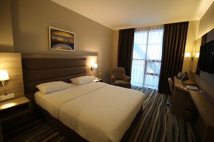 Room 6 of 13