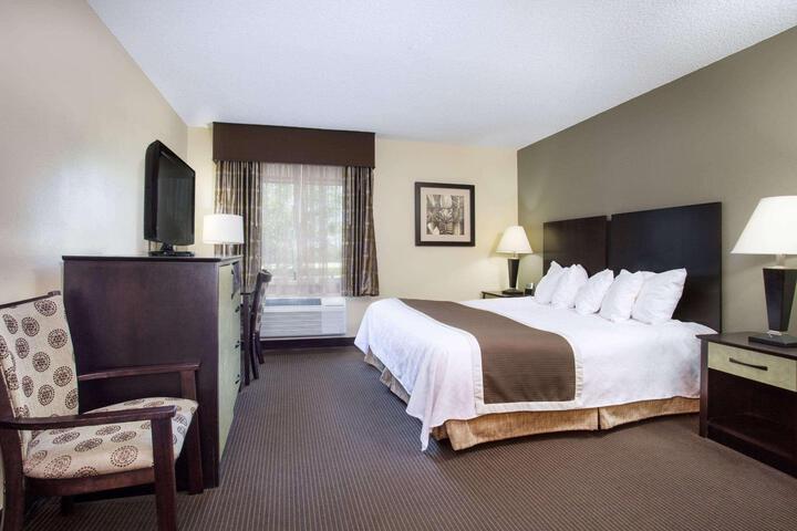 Accessible 1 King Bed Room (3 of 7)