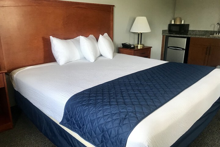 1 King Bed (7 of 12)