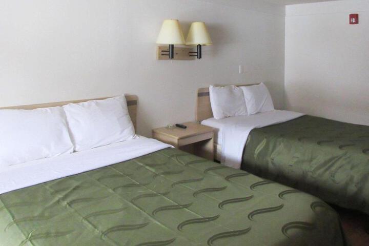 2 Double Beds (9 of 11)