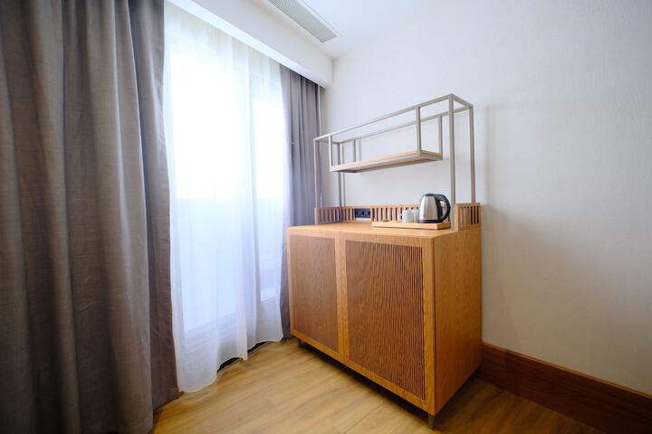 Room 8 of 83