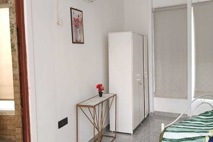 Room 14 of 34