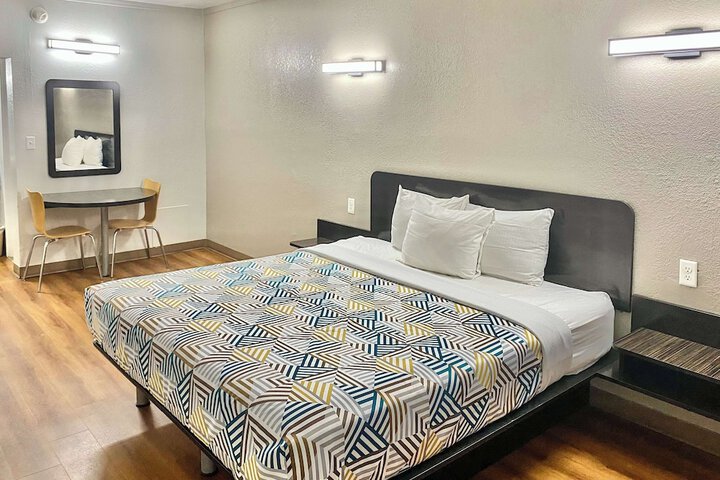 1 King Bed (6 of 8)