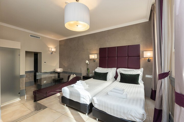 Room 32 of 222