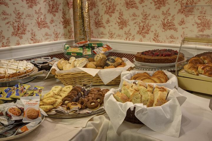 Dining 80 of 90
