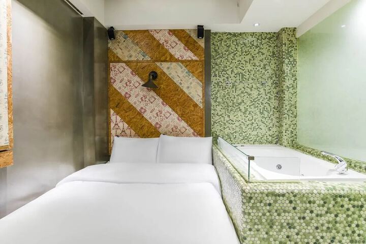 Room 32 of 41
