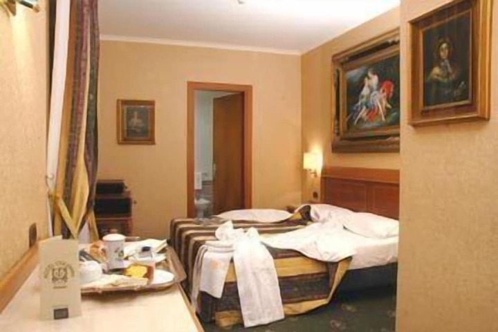 Room 12 of 36
