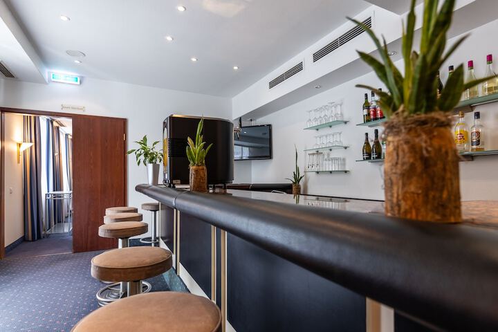 Lounge 69 of 84