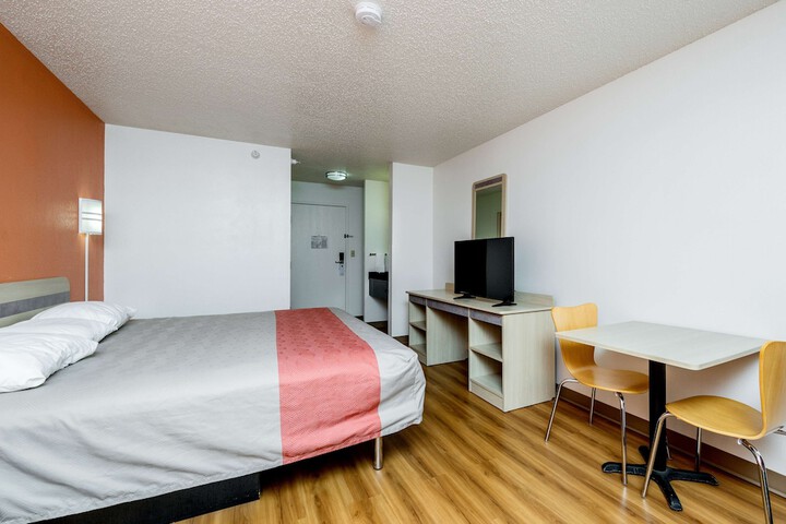 1 King Bed (8 of 17)