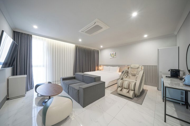 Room 32 of 83