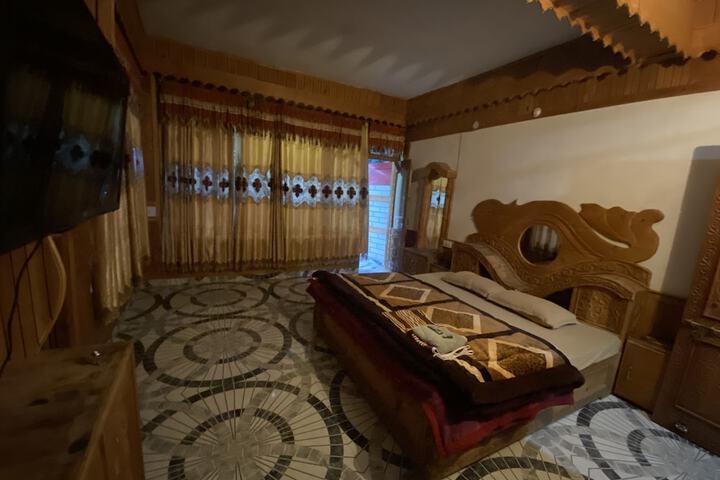 Room 11 of 27