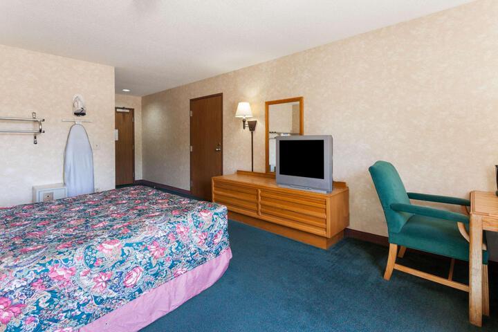 1 Queen Bed (13 of 15)