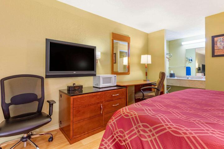 1 King Bed (10 of 14)