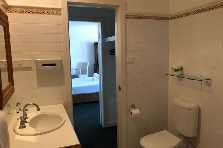 Room 33 of 60