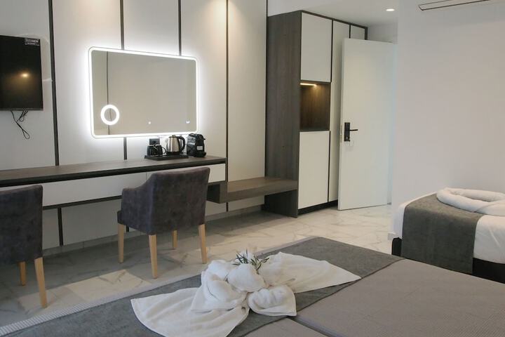 Room 12 of 28