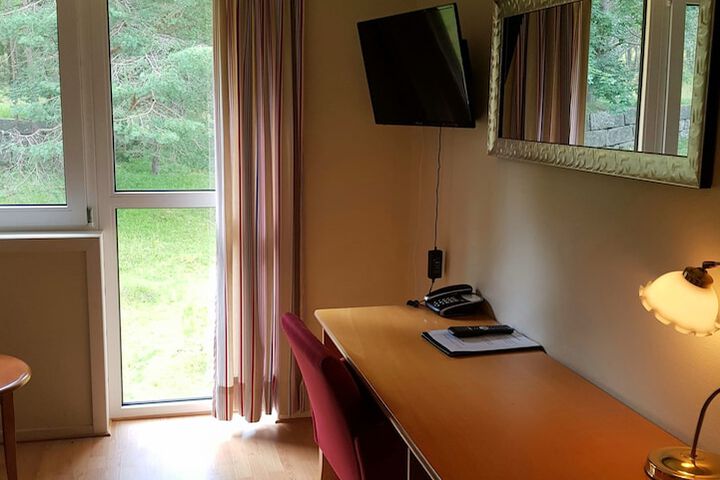 Room 6 of 106