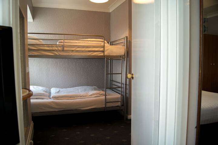 Room 27 of 118