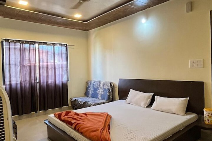 Room 9 of 12