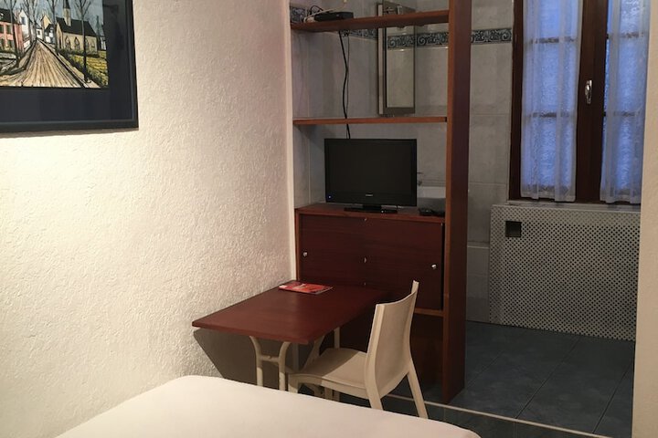 Room 13 of 34
