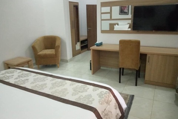 Room 5 of 20