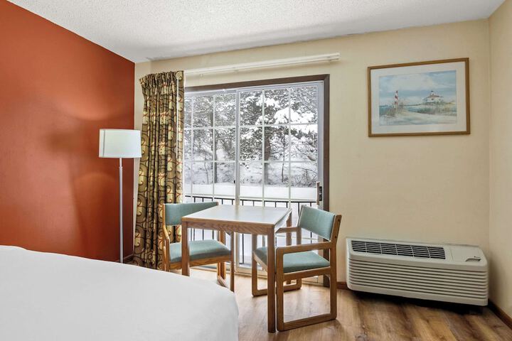 2 Queen Beds (5 of 6)