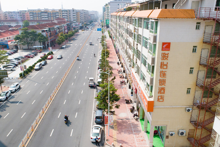 Junyi Chain Hotel (Datong Road the tallest fountain in Asia)
